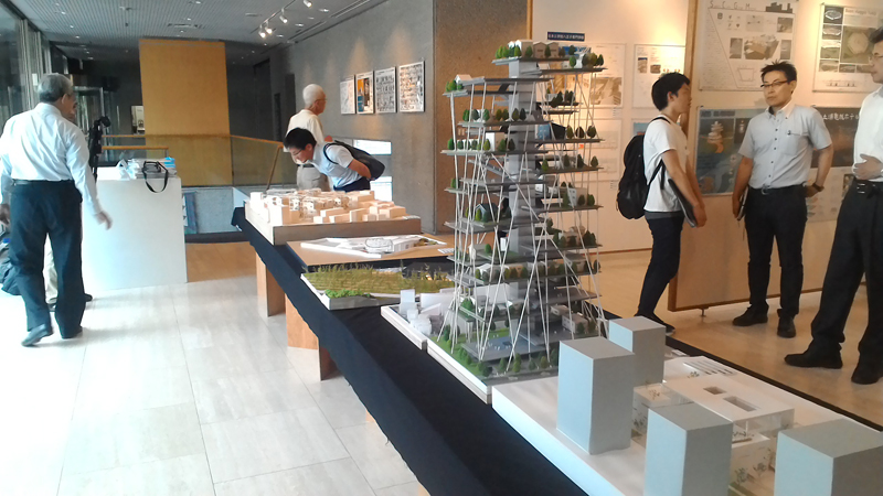学生の作品パネルと模型