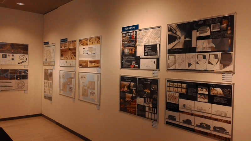 学生の作品パネルと模型