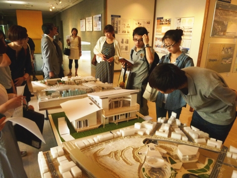 精緻な模型に見入る学生