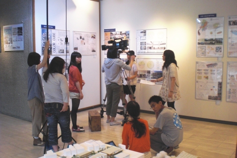 実習を兼ね記録用DVDを作成中の読売理工医療福祉専門学校・放送映像学科の学生