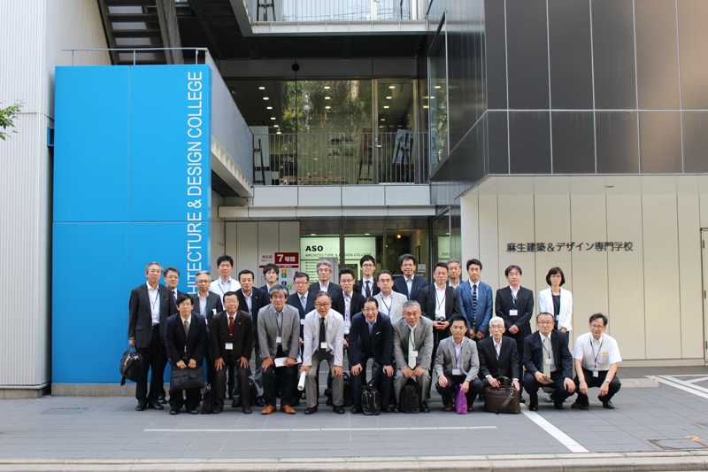 麻生建築＆デザイン専門学校の前で集合写真