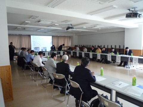 総会開始前に昨年度作品展のビデオを上映